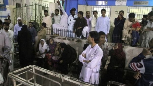 أقارب الضحايا تجمعوا في إحدى المستشفيات في كراتشي عقب انفجار وقع في نوفمبر/ تشرين الثاني الماضي وخلف 52 قتيلا
