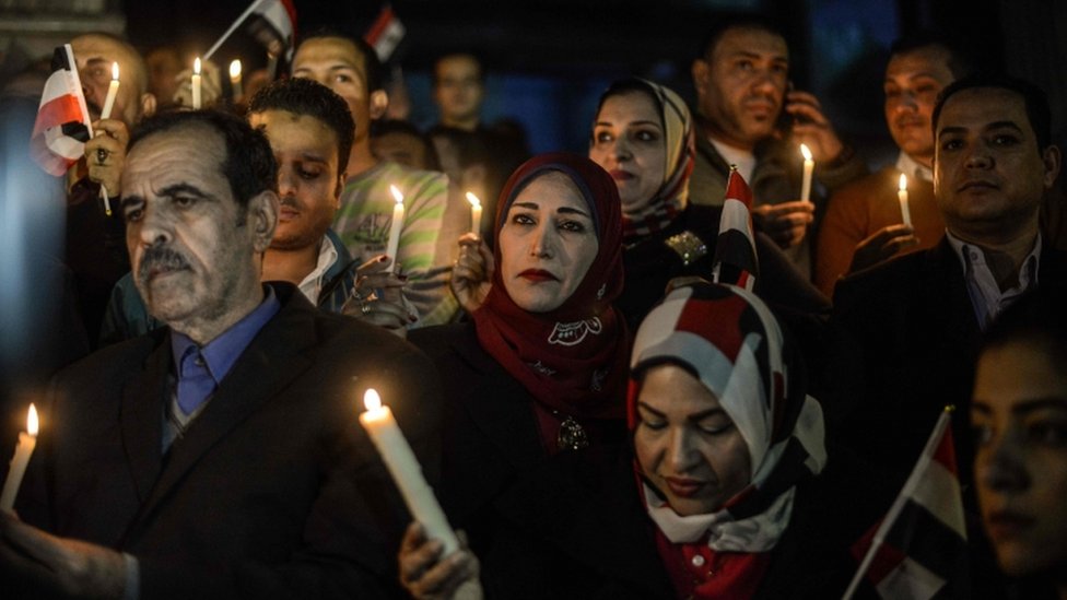 مصريون يحملون الشموع