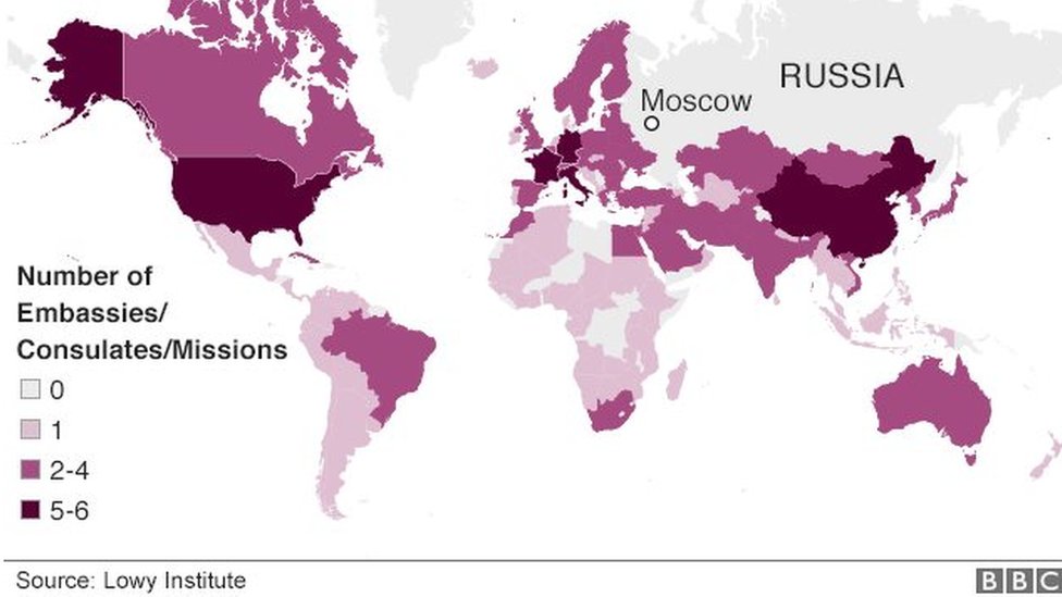Chiroyli yalangoch ayol tort oyoqqa turadi.