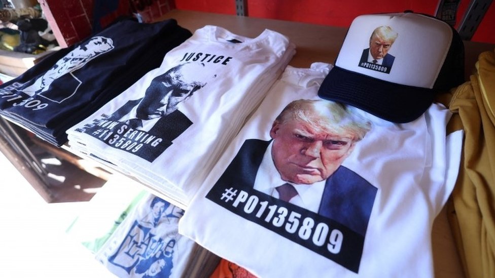 トランプ陣営、逮捕時の顔写真をグッズに 10億円集める - BBCニュース