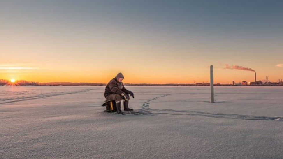Estonia warns anglers off thin ice