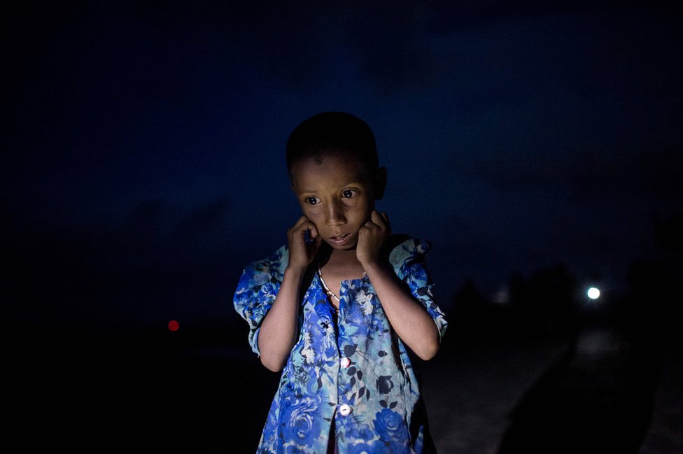 Una niña con los ojos abiertos tras llegar como refugiada a Bangladesh.
