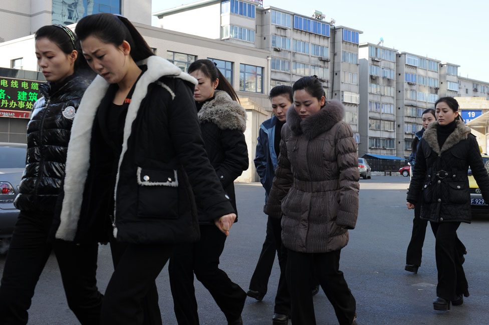 Un grupo de mujeres caminando en Corea del Norte.
