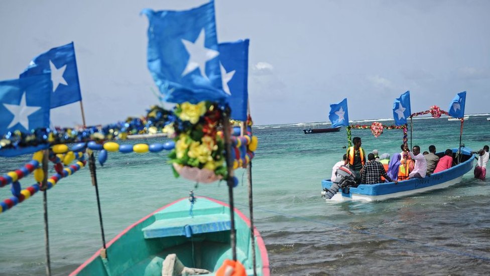 Hojatxonada teshik bor. Porno tomosha.