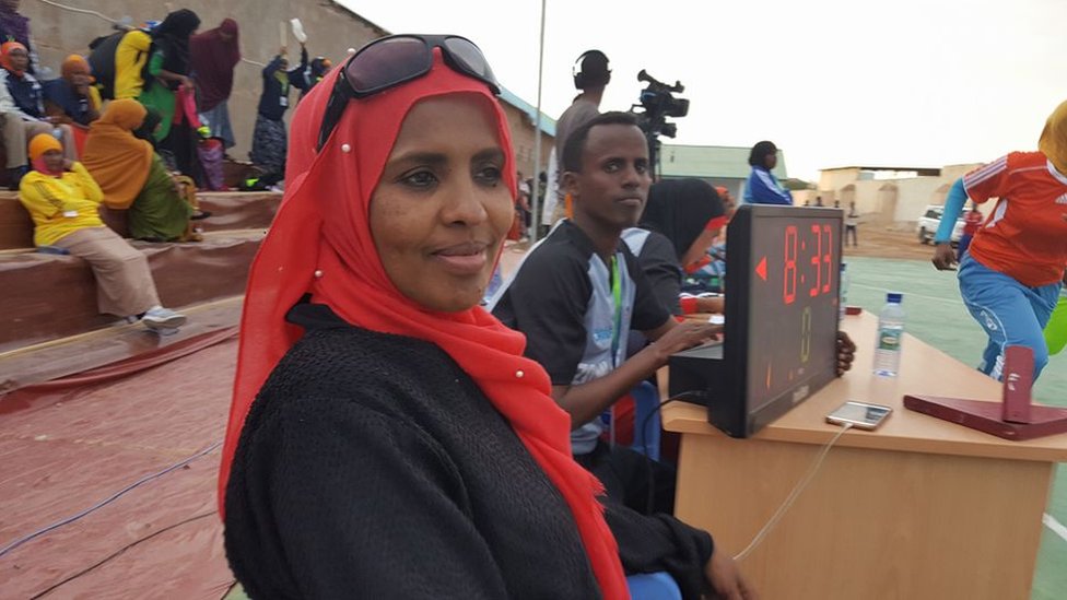 Boyoqdagi yalangoch ayolning fotosurati Gigporn sokinish va kulrang