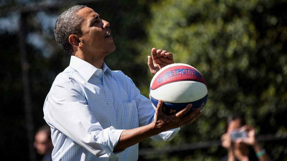 Obama con un balón de básquetbol