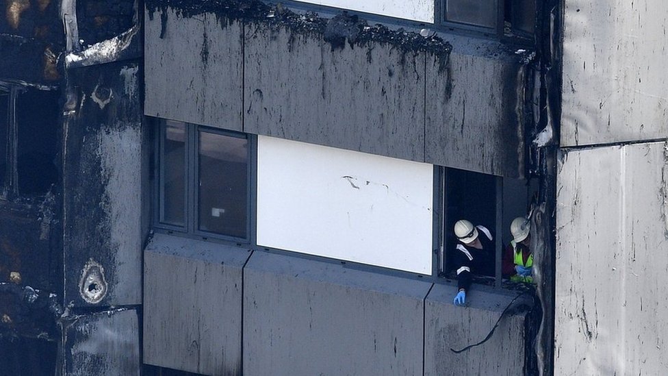 La constructora que reformó el edificio asegura que el recubrimiento fue correctamente instalado. Rescatistas en el edificio