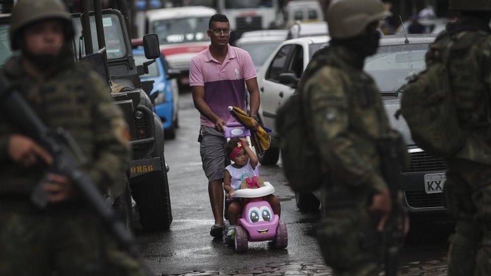 الجيش البرازيلي في شوارع ريو