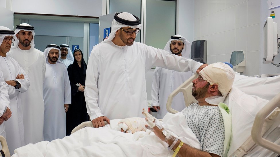 ولي عهد أبو ظبي، محمد بن زايد آل نهيان، خلال زيارة جمعة الكعبي في المستشفى يوم 14 يناير 2017