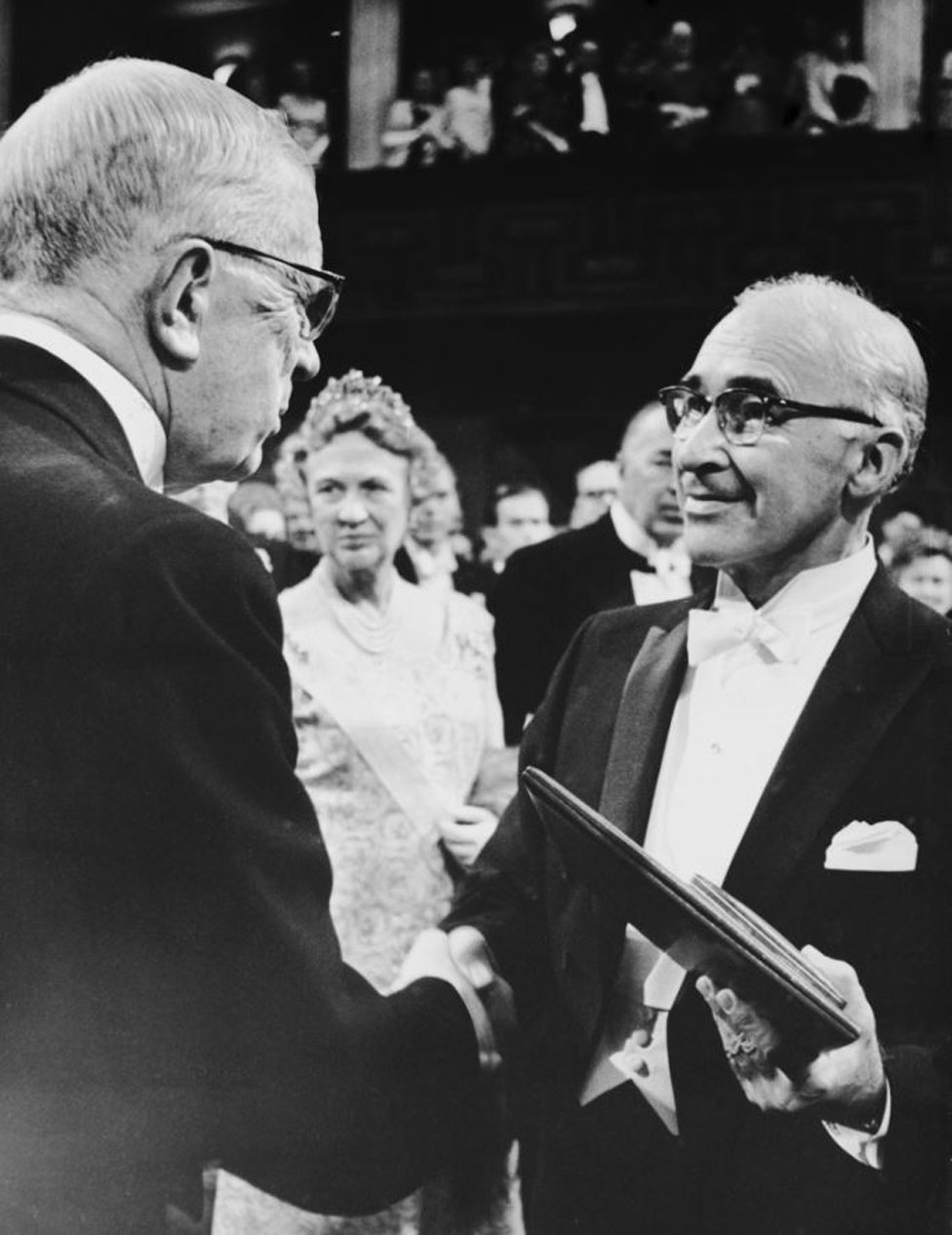 George Wald recibiendo el Nobel