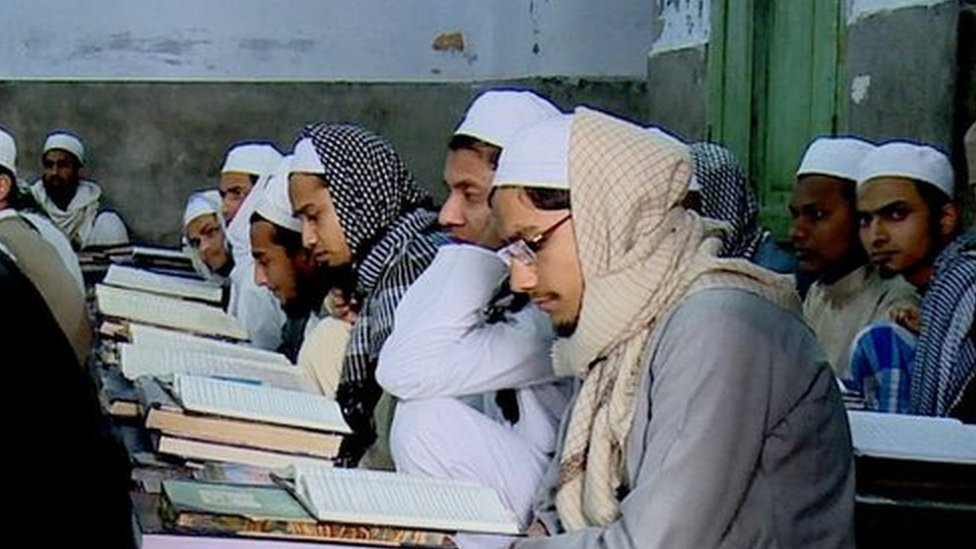 Ikki erkak xotinini erining ko‘z o‘ngida sikishdi (video onlayn)