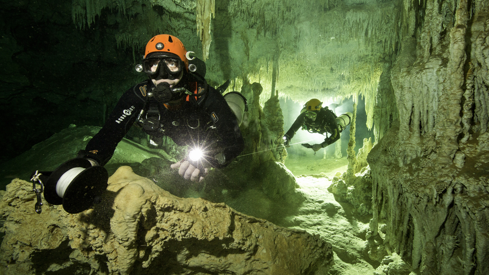 Explorador en la cueva Sac Actun