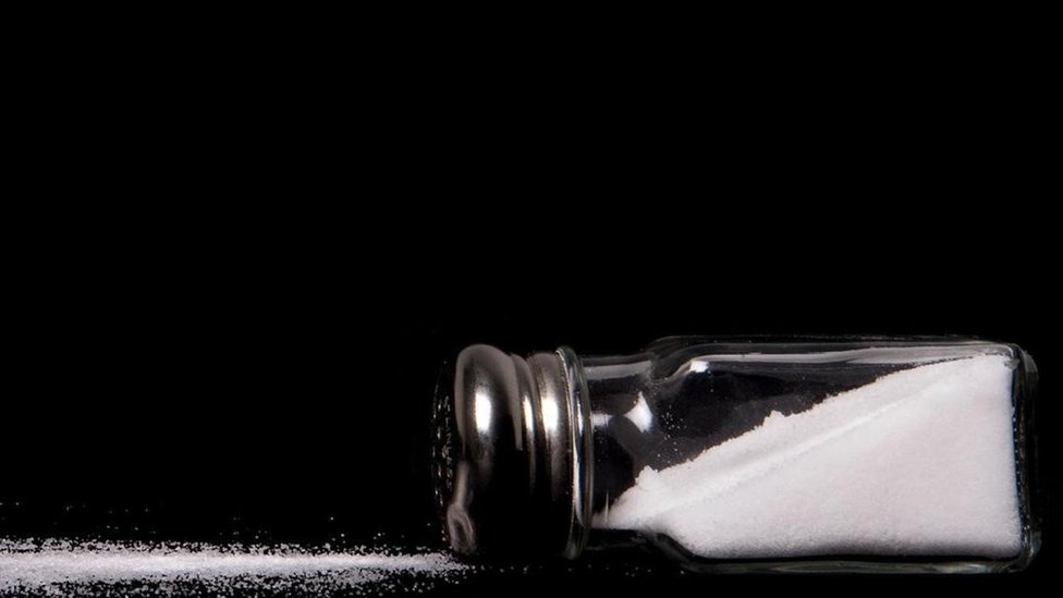 Qué tipo de sal y qué cantidad máxima deberíamos añadir a nuestros platos  para disminuir sus riesgos - BBC News Mundo
