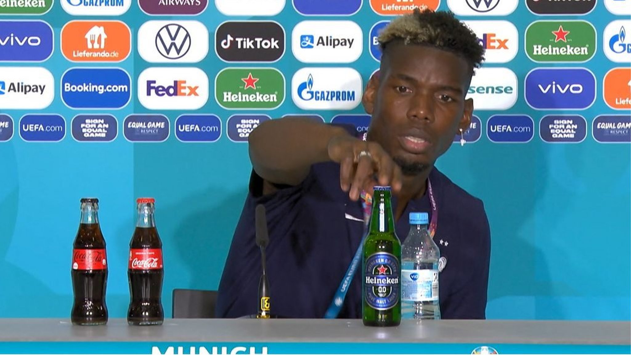 サッカーのロナウド選手ら、スポンサーの飲み物を会見席から排除 - BBC