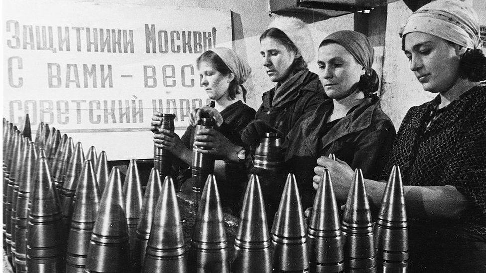 Ayollar orgazmini aks ettiruvchi tebranish kamerasi bilan porno videolarni tomosha qilish