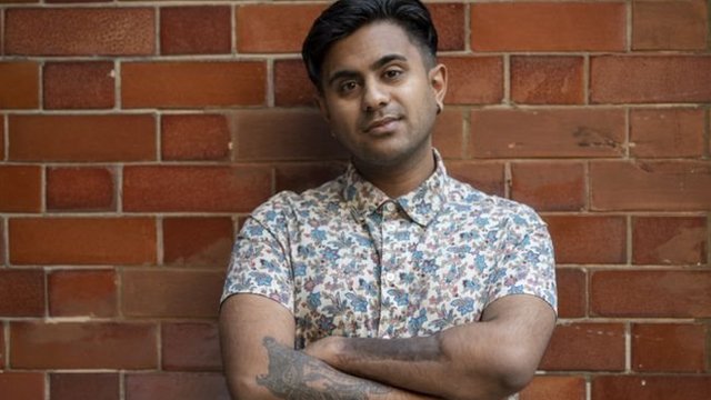 Nika Mamich porno U yalangoch holda kirish joyidan chiqdi.