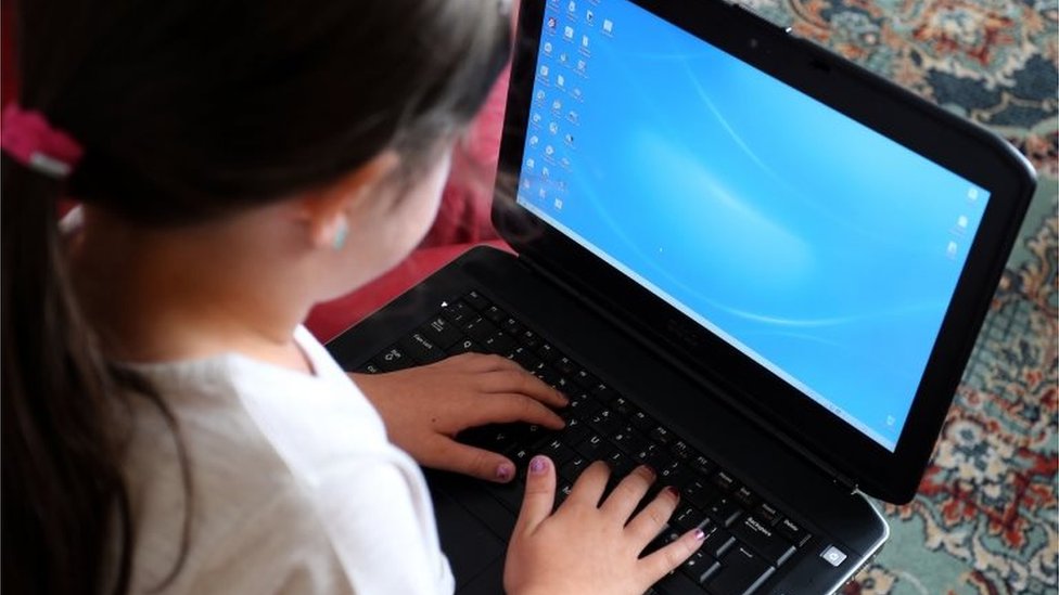 طفل يستخدم حاسوبا