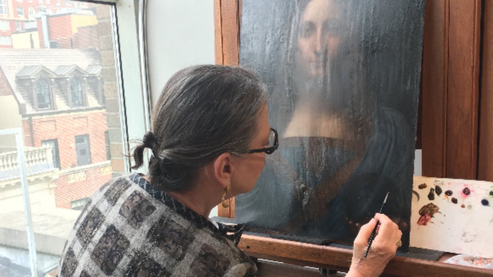 Dianne Modestini, restaurando la obra atribuida a Leonardo da Vinci que batió récords en una subasta.