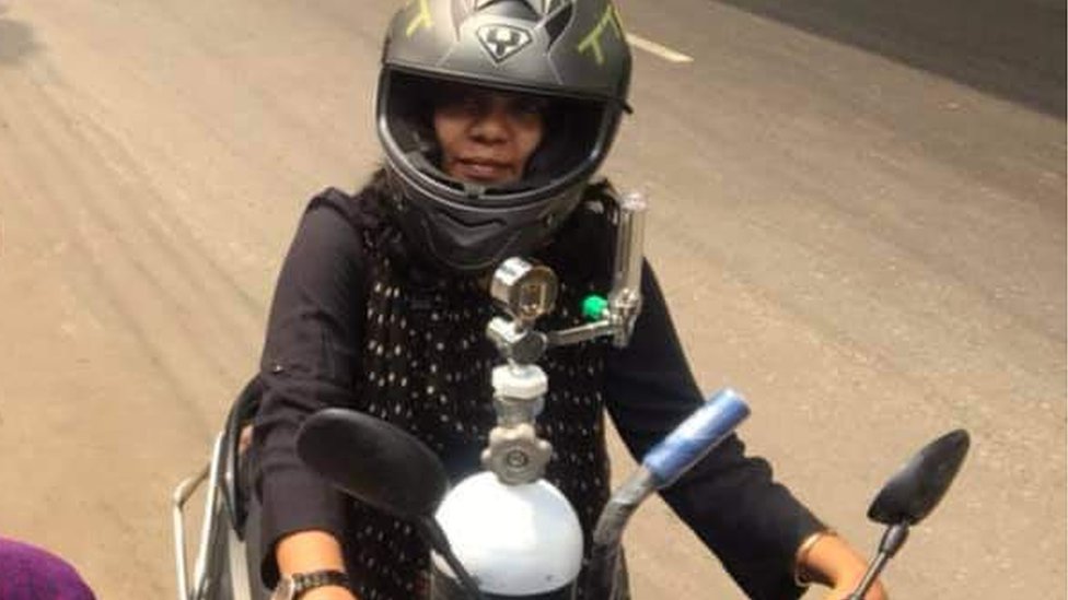 Svingerlar uyda onlayn jinsiy aloqada bolishadi