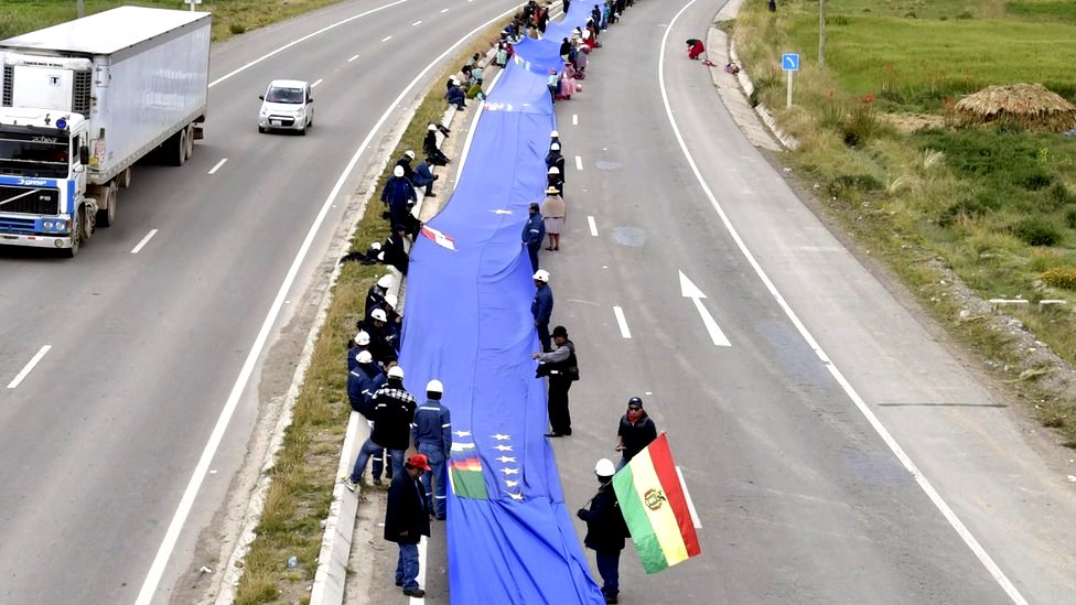 Imagen de la marcha con la bandera.