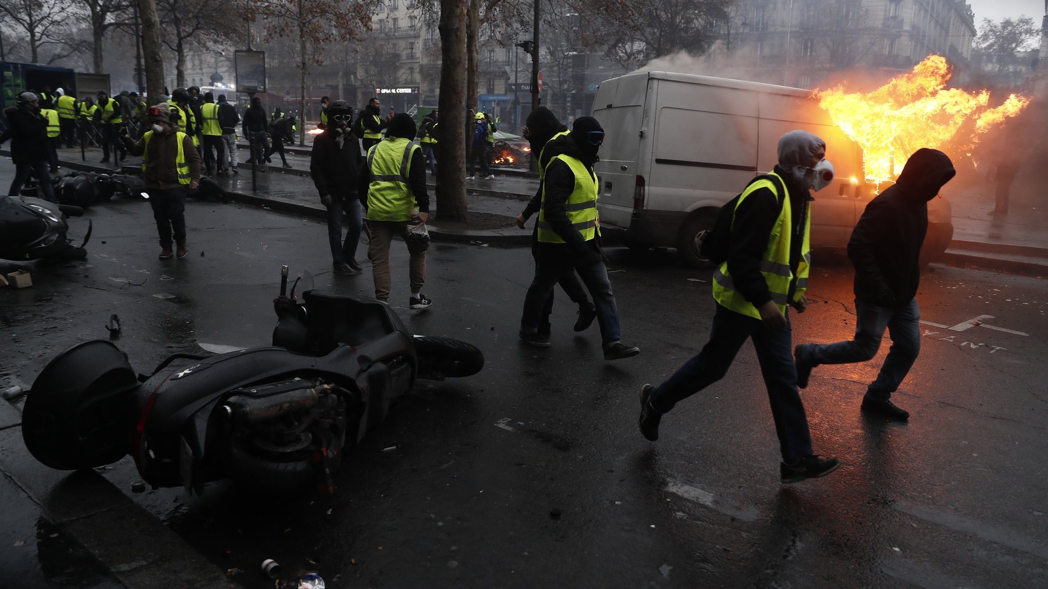France fuel protests: PM Philippe 'to halt fuel tax rise'