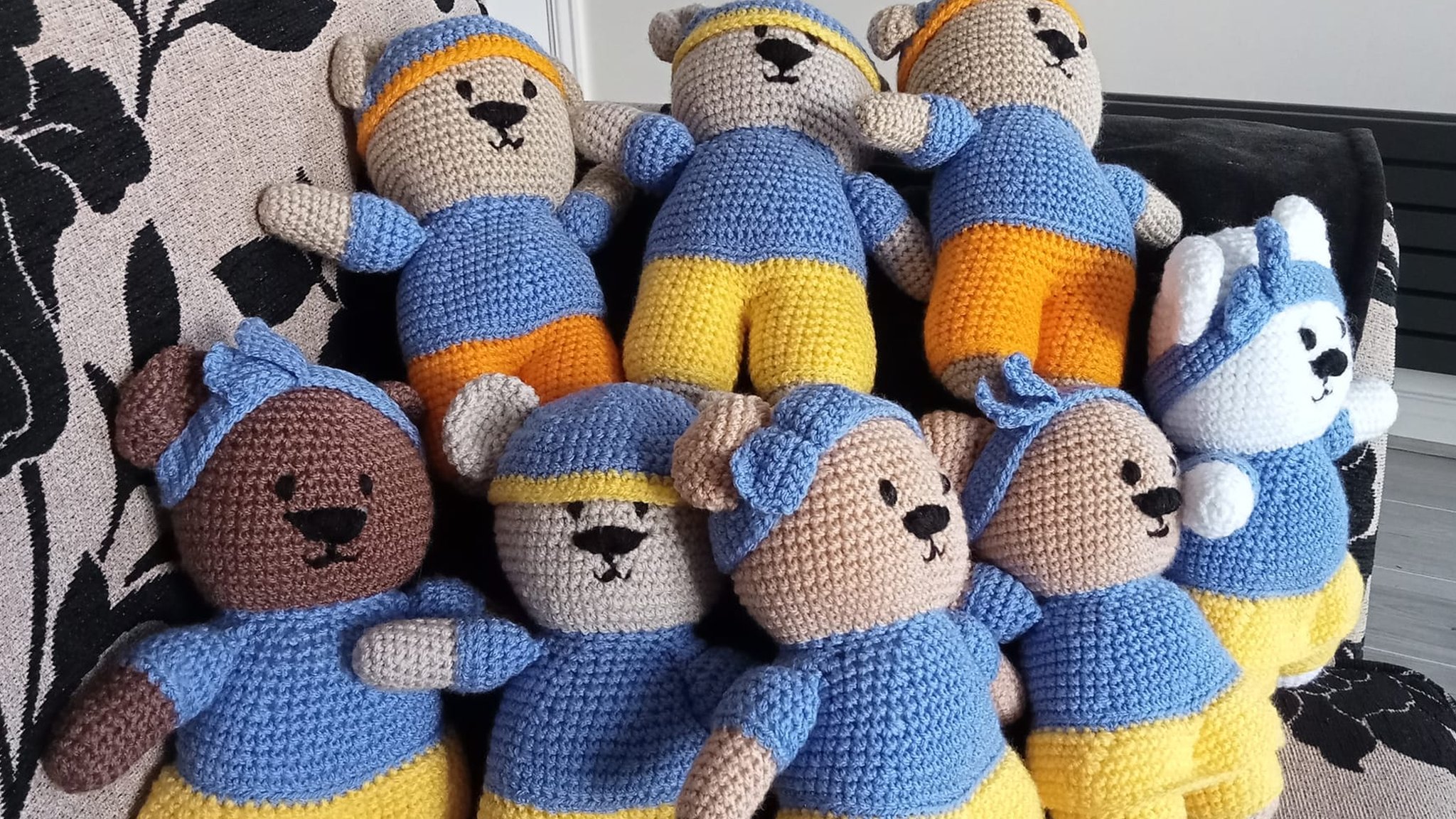 Knitters make bears for Ukrainian children