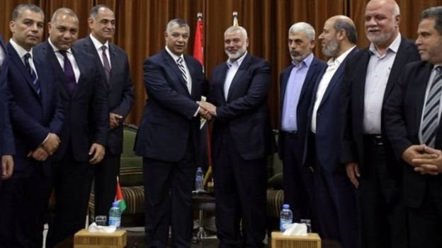 رئيس المكتب السياسي لحركة حماس، إسماعيل هنية، يستقبل رئيس المخابرات المصرية، خالد فوزي، الثلاثاء 3 أكتوبر/ تشرين الأول 2017