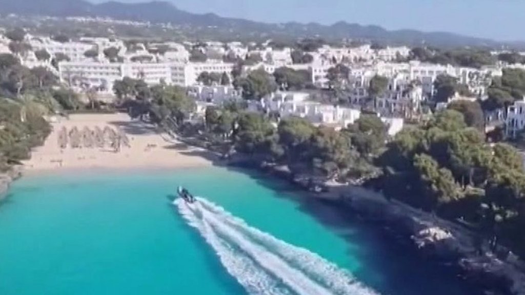 Police chase boat onto beach before suspects flee on foot