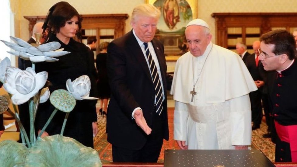 ترامب وبابا الفاتيكان يتبادلان الهدايا