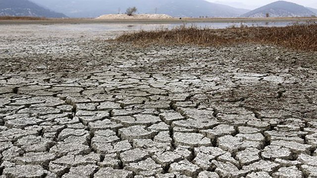 İklim krizi: Meclis'in taslak iklim raporuna göre Türkiye'de 2099'a kadar yaz sıcaklığındaki artış 6 dereceyi aşabilir, yağışlar yüzde 60 azalabilir - BBC News Türkçe