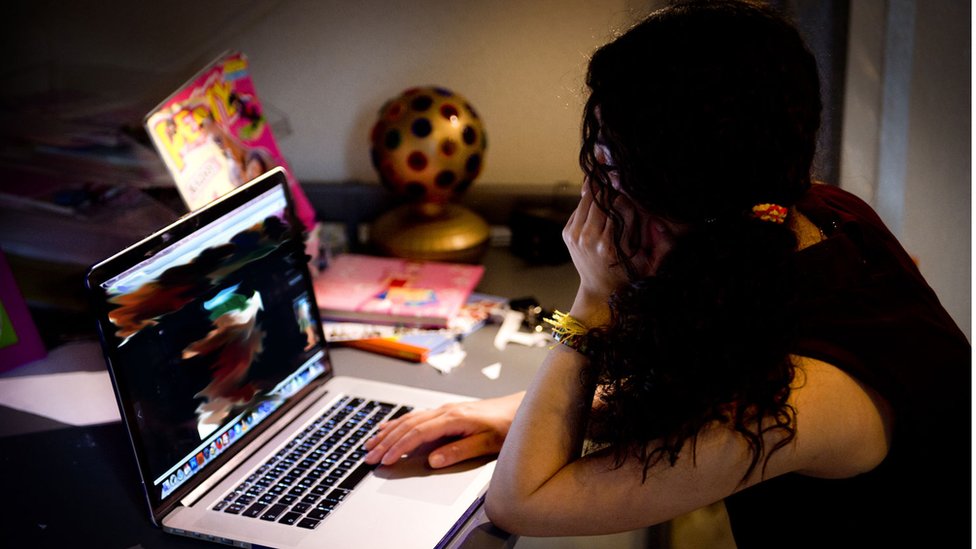 Porno odobsizliklar Sinoni vasvasaga soldi Porno odobsizliklar Sinoni vasvasaga soldi