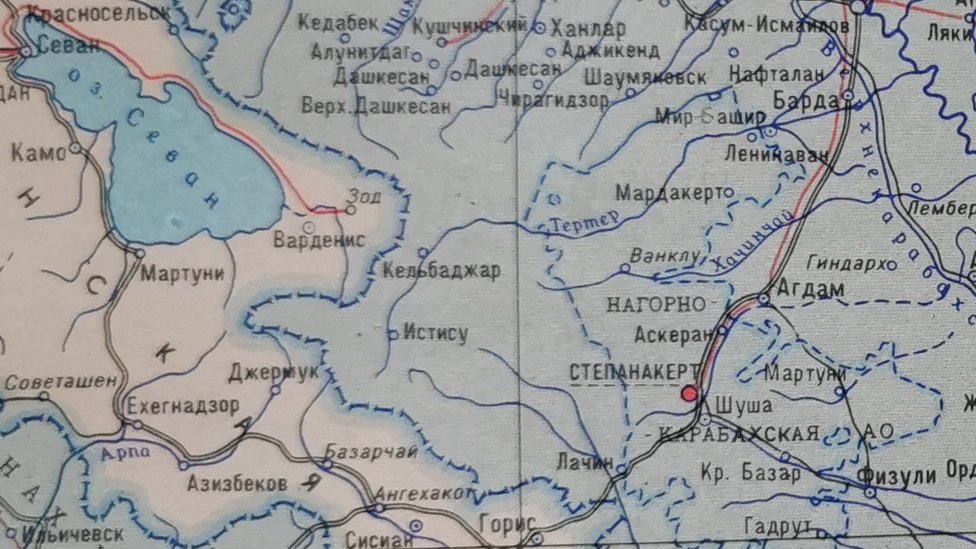 Жігіттің анусында саусақпен порно