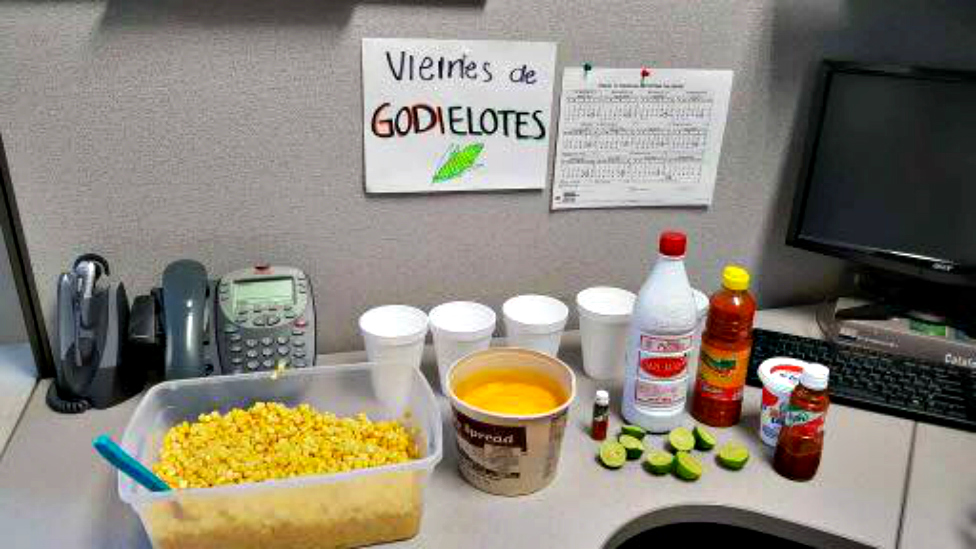 Letrero que dice "Viernes de godielotes".(Foto: cortesía de Mundo Godínez)