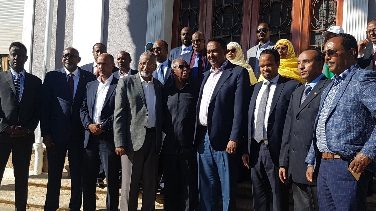 Katta kokrakli chiroyli yalangoch qizlar