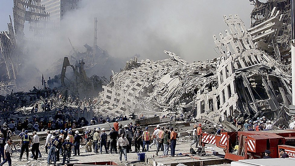 Las personas en las torres, los pasajeros en los aviones, los transeúntes y hasta los rescatistas fueron víctimas mortales de los atentados. Escombors de las torres gemelas del WTC