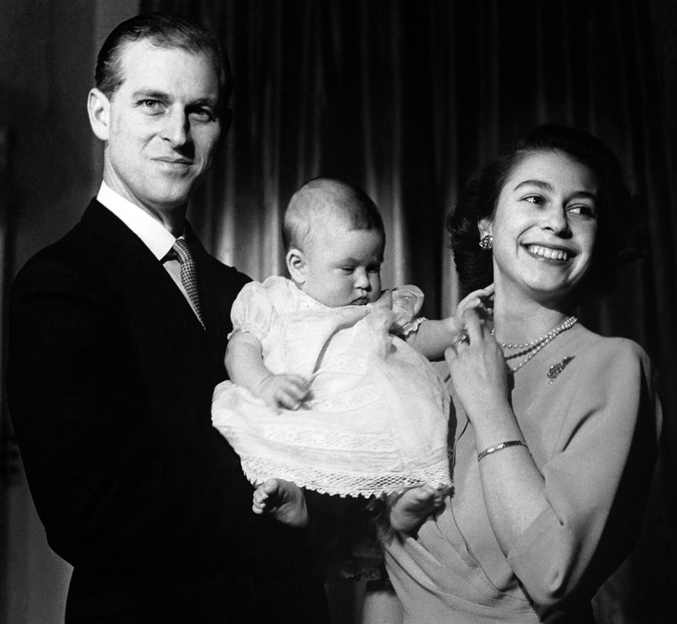ابنهما البكر الأمير تشارلز عندما كان عمره ستة أشهر