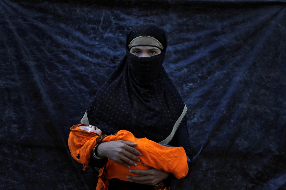 Minara Begum, de 18 años, posa con su bebé enferma de nueve días de nacida. No ha visto a su marido desde hace 15 días, cuando tuvo que escapar de Myanmar porque el ejército quemó su casa.