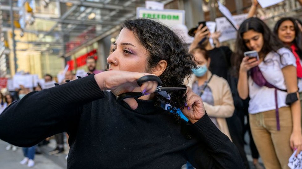 de madera Hacia abajo Lo siento Por qué cortarse el pelo se ha convertido en un símbolo de solidaridad con  las mujeres que protestan contra el gobierno en Irán - BBC News Mundo