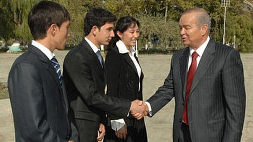 Joja uning ichiga kimdir kirganidan hayratda. Joja uning ichiga kimdir kirganidan hayratda.