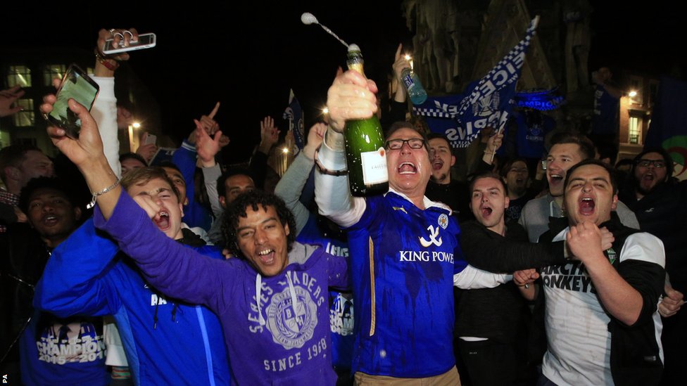 レスター・シティ、プレミアリーグ初優勝 5000対1のオッズから - BBC
