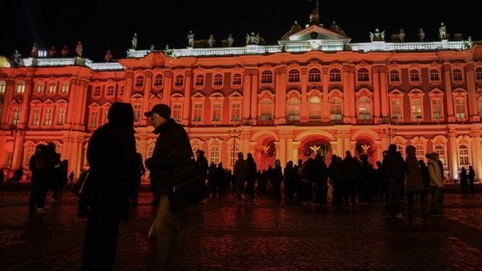 Yetuk ayolning sutyendagi kokraklari