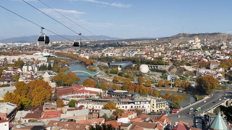 Qorda porno, qishda ochiq jinsiy aloqa U notanish odamni uyiga taklif qilib, uni jinsiy aloqaga jalb qilgan. Onlayn tomosha qiling.