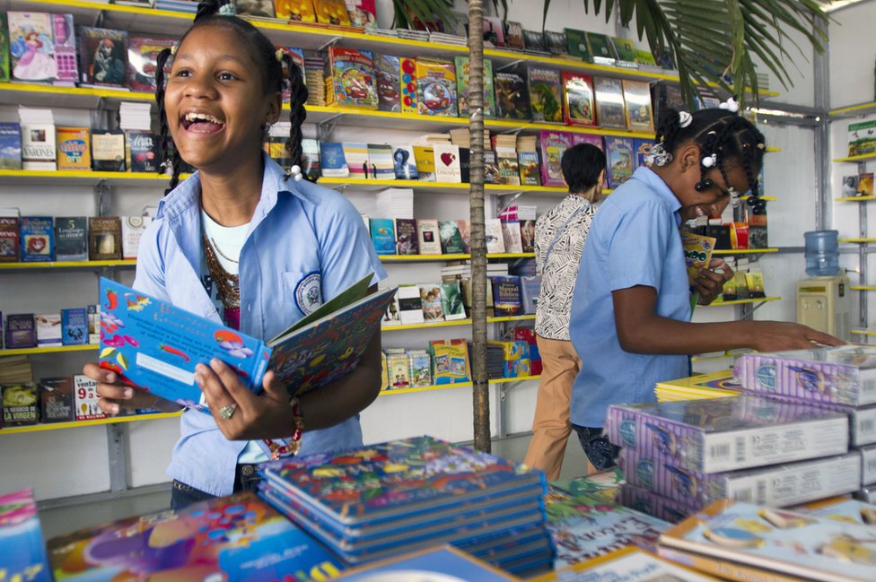 Niñas sonríen en una librería