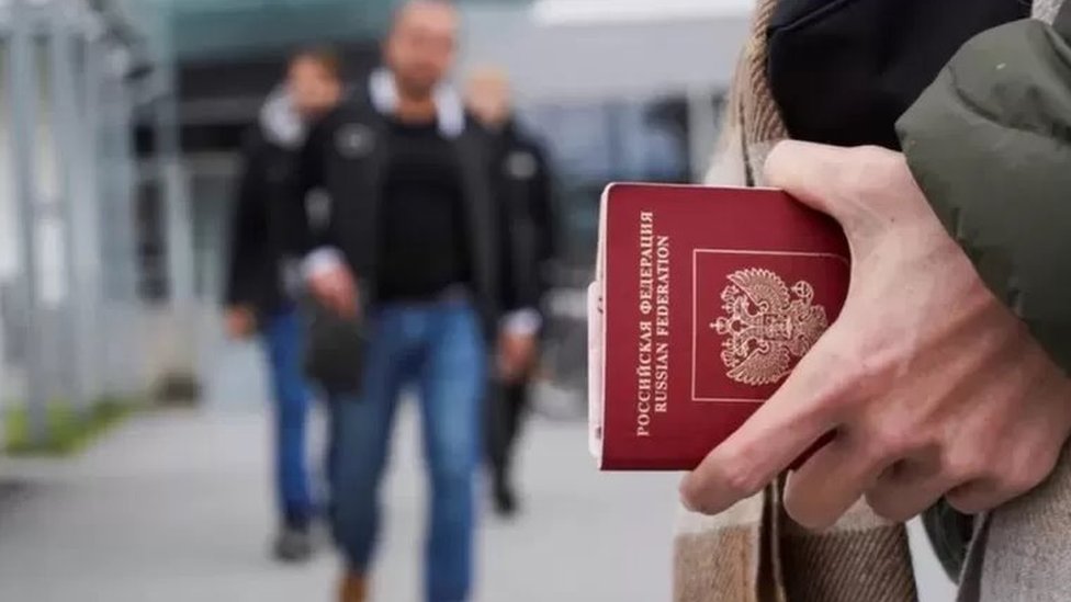 Katta kokraklari bolgan yoqimli travestilar