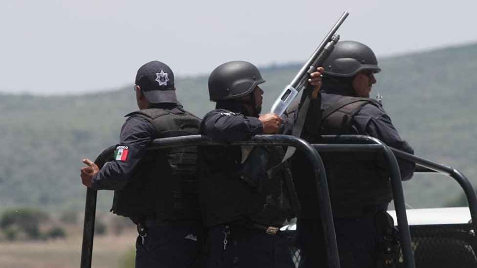 Policías mexicanos en Tanhuato, Michoacán.