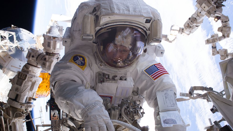 astronauta tomando cerveza en la luna