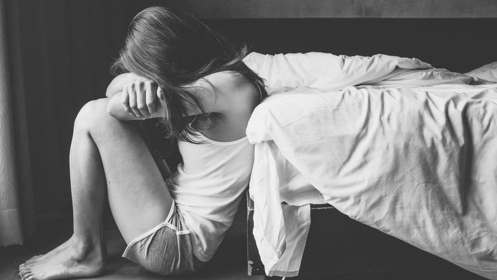 Qisqa koylakdagi porno gozallik uning külotlarini korsatadi Tugunlar oqmoqda