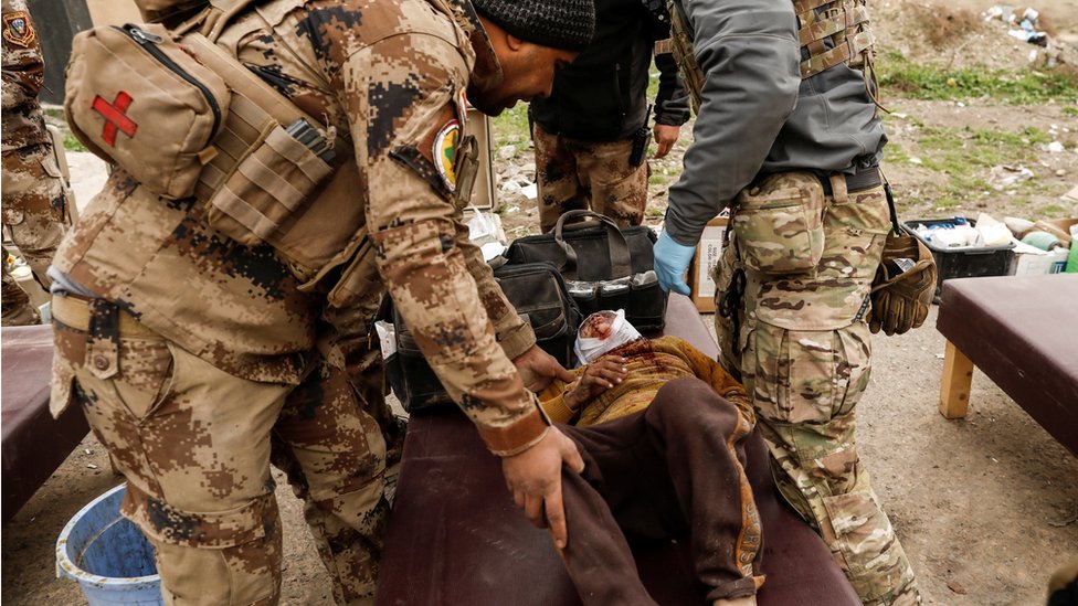 جنود يساعدون مصابين مدنيين