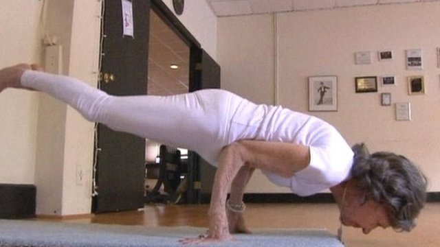 Täo Porchon-Lynch con una pose