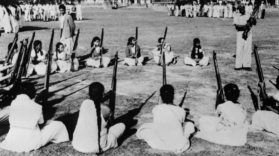 1962年11月28日，雖然中印雙方都已經停火，中國軍隊後撤，但印度東北阿薩姆邦的印度女子都在接受軍訓，凖備"武裝擊退入侵的中國人"